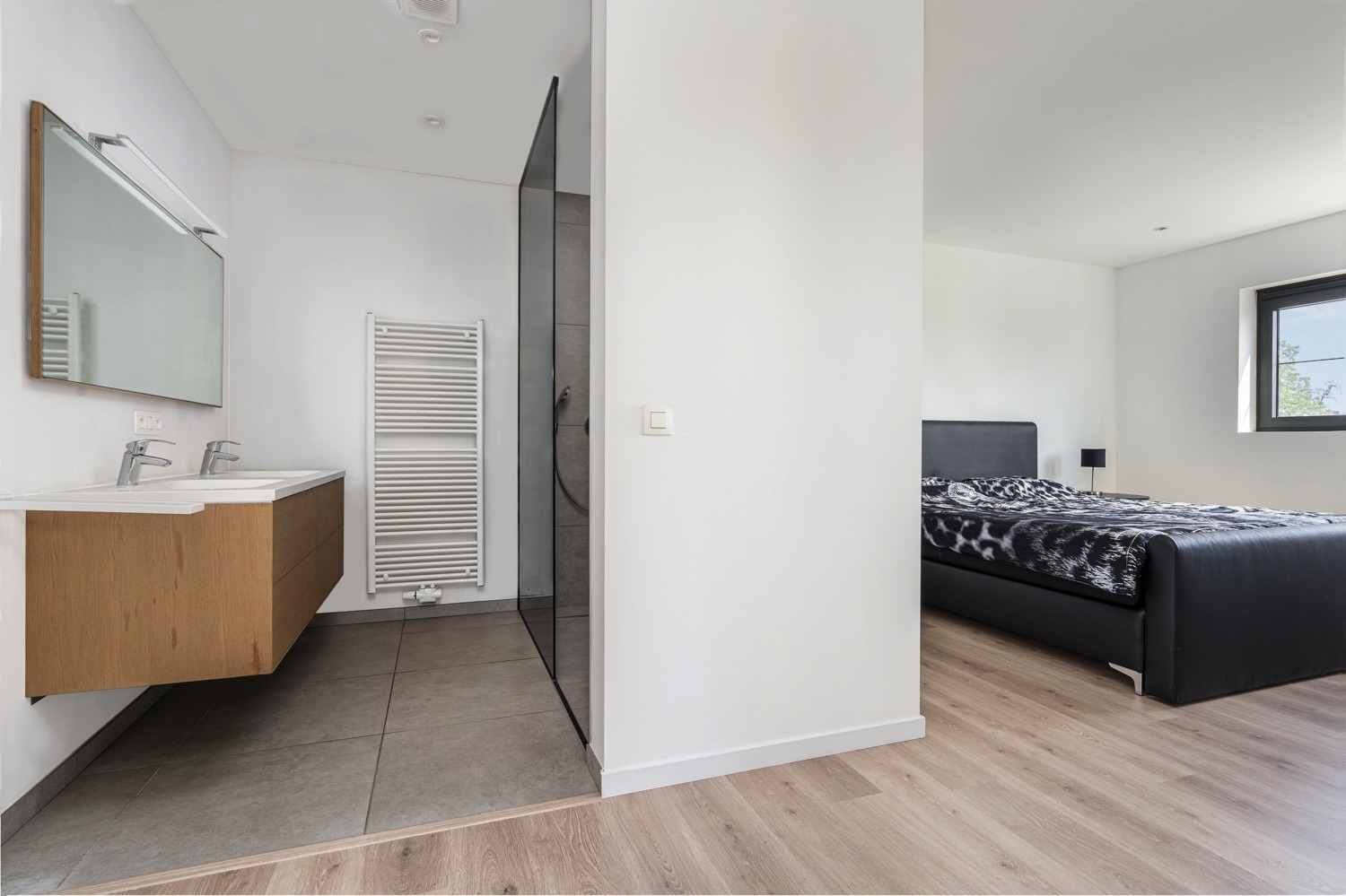 Moderne slaapkamer met badkamer in Aalter