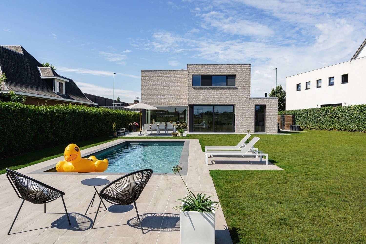 Moderne tuin met zwembad in Aalter 