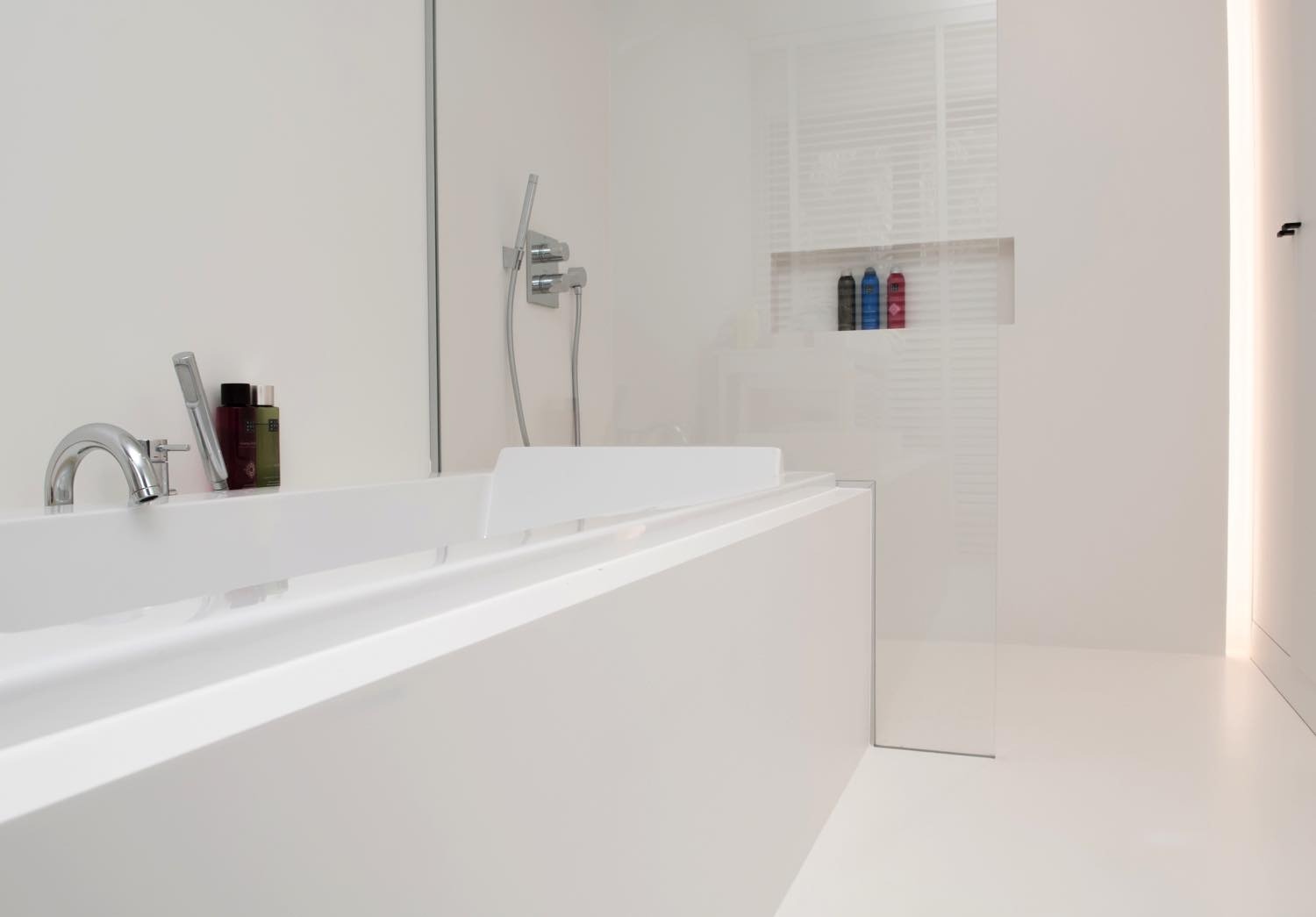 Moderne badkamer gietvloer wit